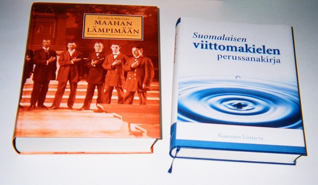 Tutkittavaa perhettä ohjeistettiin ottamaan kuvia, joissa eri kielet kulttuureineen näkyvät heidän elämässään. Toinen perheen vanhemmista kertoi, että kuurojen historiakirjasta hän voi tutkia, mitä historia ja kulttuuri ovat tuoneet tullessaan. Viittomakielen sanakirja taas kuvaa hänelle kieltä, jota on oikeus käyttää.