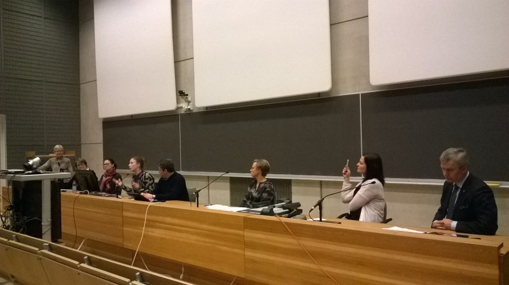 Turun panelistit: Riitta Pyykkö, Minna Arve, Li Andersson, Samran Khezri, Anne Lindholm, Elina Rantanen ja Pekka Myllymäki. Puheenjohtajana (seisomassa) Eija Suomela-Salmi.