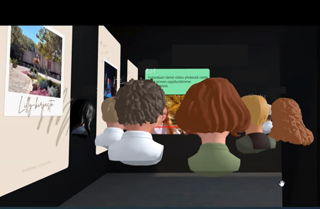 Opiskelijoiden avatarit katsovat videota VR-luokkahuoneessa