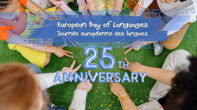 EDL_25vuotta.png Kuvassa ovat taustalla lapset muodostamassa ympyrän nurmelle käsillään, ja päällä on englanniksi ja ranskaksi teksti "Euroopan kielten päivä" sekä 25th anniversary.